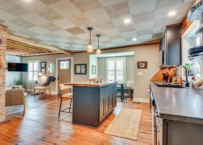 Cozy Cottage: Nature-filled Retreat! *